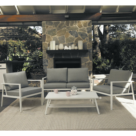 How to Style Your Outdoor Space for Any Season