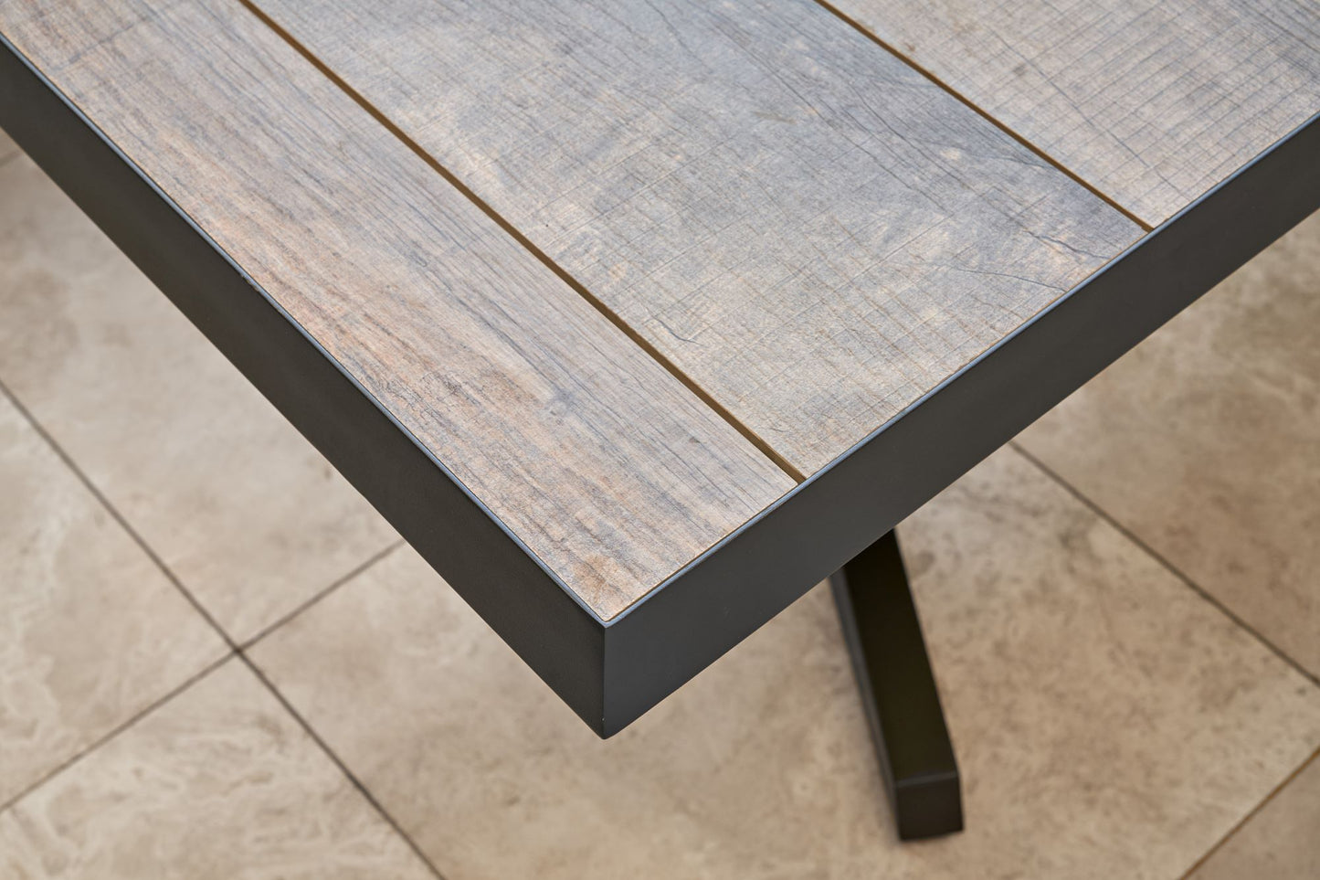 MEMPHIS CERAMIC EXTENSION TABLE